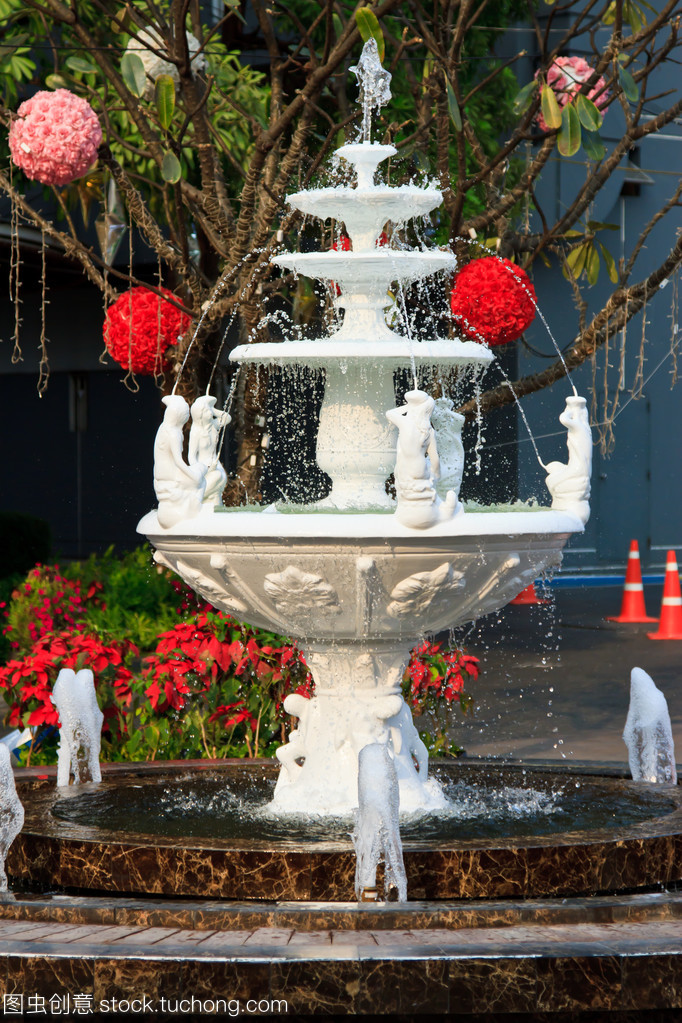 凝固的韵律——喷泉法院雕塑的艺术与象征